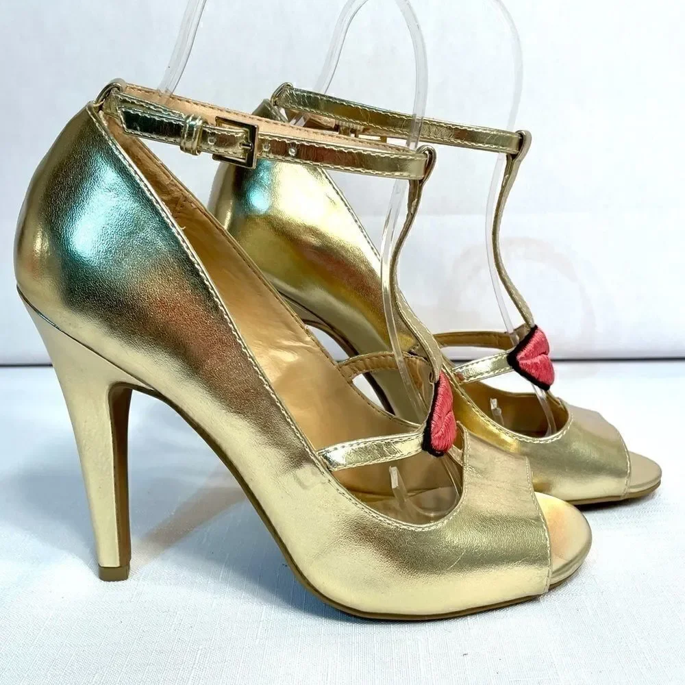 GOLD HEELS with LIPS SIZE 5.5